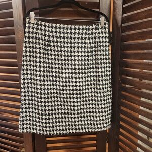 Chic Black and White Houndstooth Pencil Skirt